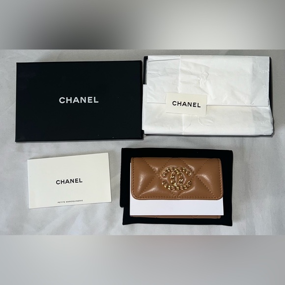 CHANEL 19 Flap Card Holder - Picture 2 of 7